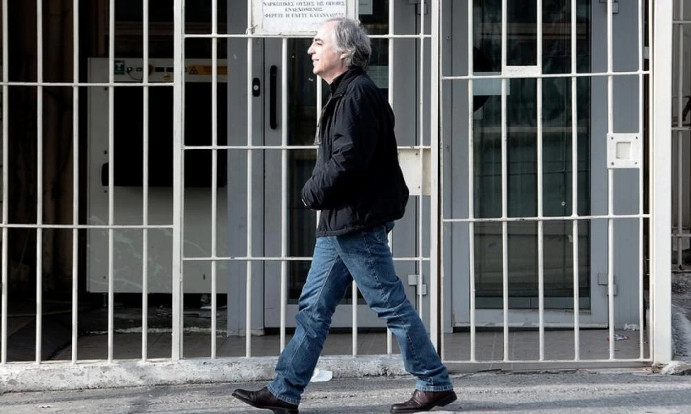 Μικροεπεισόδια στην Πανεπιστημίου μεταξύ αστυνομικών και συγκεντρωμένων για τον Δημήτρη Κουφοντίνα